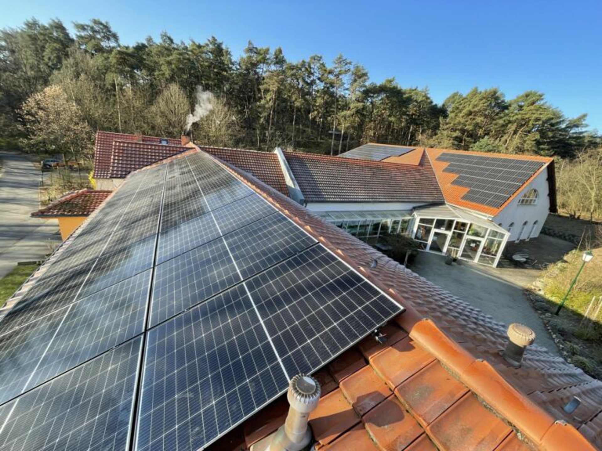 PV-Anlage mit 99,3 kWp auf einem Ziegeldach in Berlin, montiert von FIBEL