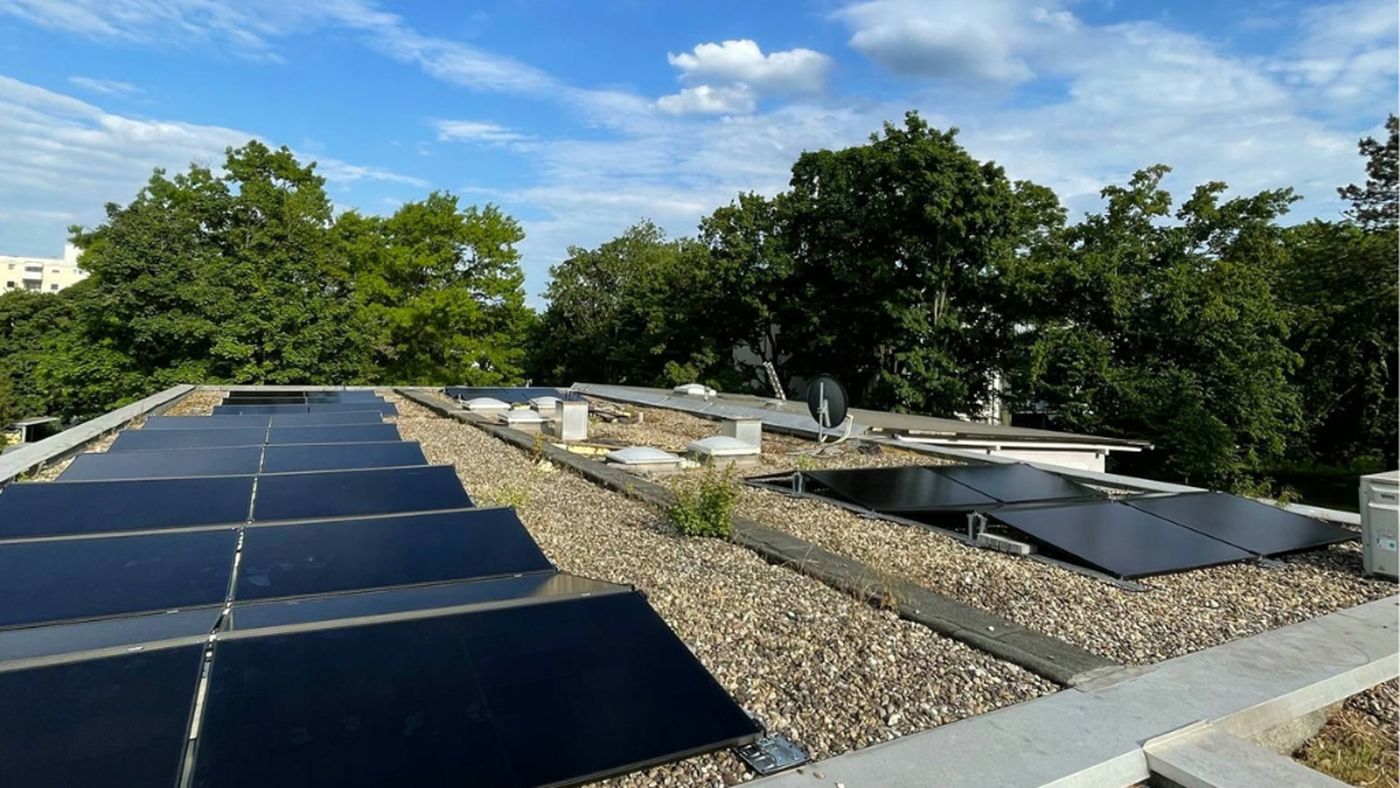 PV-Anlage mit 113,4 kWp auf einem Flachdach in Wien, montiert von FIBEL